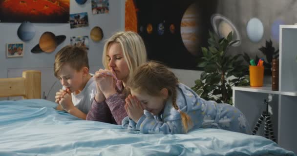 Μητέρα και παιδιά να προσεύχονται μαζί - Πλάνα, βίντεο