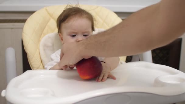 Pequeno bebê foi dado uma bela maçã vermelha
. - Filmagem, Vídeo