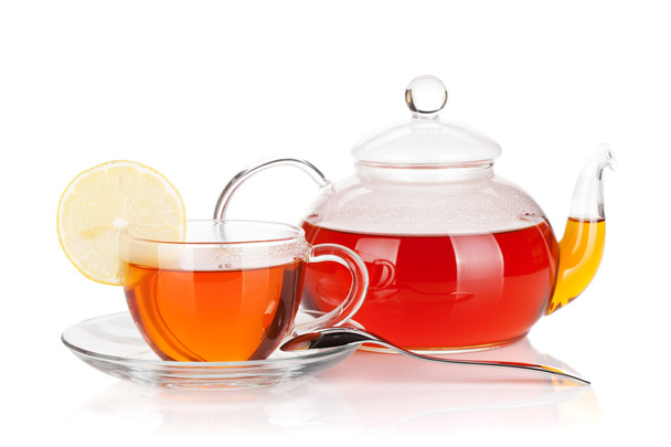γυαλί Κύπελλο με φέτα λεμονιού και τσαγιέρα μαύρο τσάι - Φωτογραφία, εικόνα