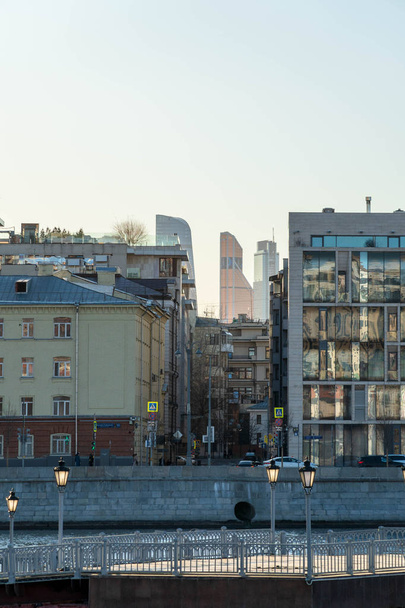 Veduta di Mosca in una soleggiata serata primaverile. Vari edifici storici
 - Foto, immagini