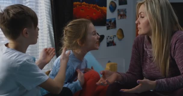 Mother talking with bickering siblings - Felvétel, videó