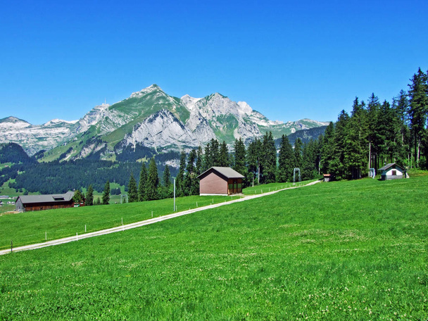 Alpesi csúcsok és az Alpstein-hegység sziklás tája-St. Gallen kanton, Svájc - Fotó, kép