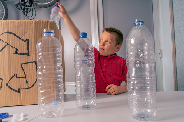 bambini bottiglie di riciclaggio e tappi di plastica, atteggiamento divertente
 - Foto, immagini