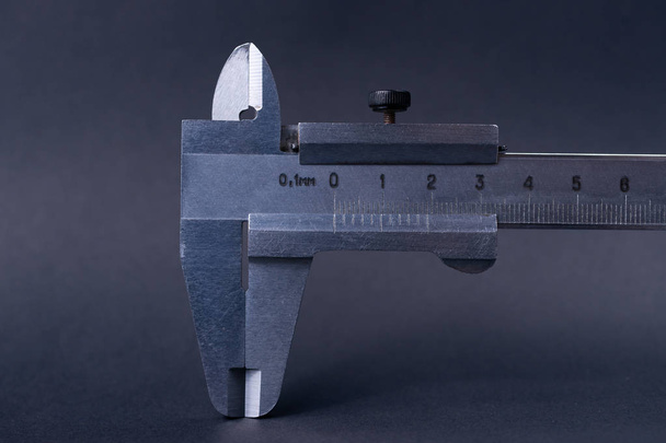 Herramienta de pinza de acero vintage primer plano. Puntas de calibración y escala en fo
 - Foto, Imagen