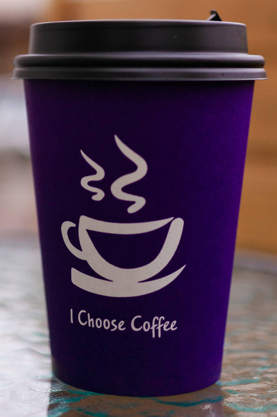 Lila kávéspapír csésze üveg világos asztalra. A kupa írta: "válaszom kávé". Elején egy jó nap! - Fotó, kép