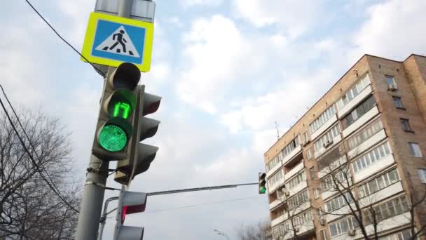 Светофоры красный, желтый, зеленый, зеленый стрелки. Дорогу знаку, пешеходный переход. Переключение светофора. Движение в большом городе
 - Кадры, видео