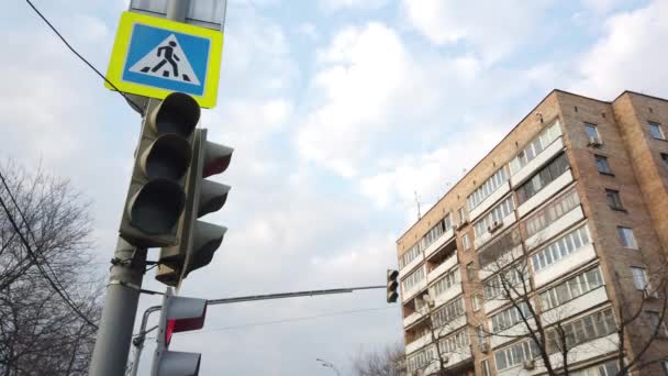 信号は赤、黄、緑、緑の矢印を点灯します。「道を譲る」「横断歩道」信号の切り替え。大都会の交通 - 映像、動画
