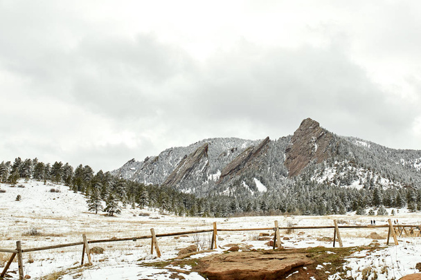 Una tormenta de nieve de primavera cubre la cordillera, el valle y los Flatirones del Parque Chautauqua, en Boulder, Colorado
. - Foto, imagen