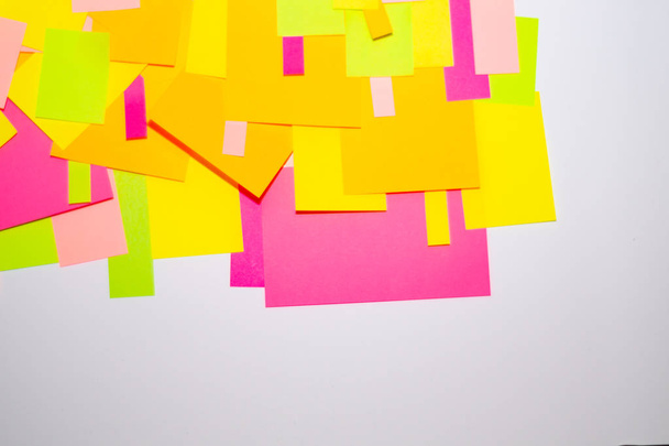 Яркие разноцветные наклейки на офисной доске. - Фото, изображение