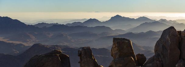 Ägypten. Mount Sinai am Morgen bei Sonnenaufgang. (Mount Horeb, Gabal Musa, Moses Mount). Wallfahrtsort und berühmtes Touristenziel. - Foto, Bild