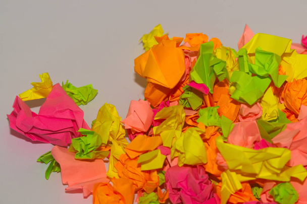 Adesivi multicolori spiegazzati luminosi sulla lavagna bianca dell'ufficio. - Foto, immagini
