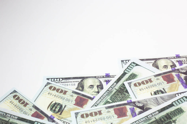 De close up 100 dollarbiljet op witte achtergrond voor busin - Foto, afbeelding
