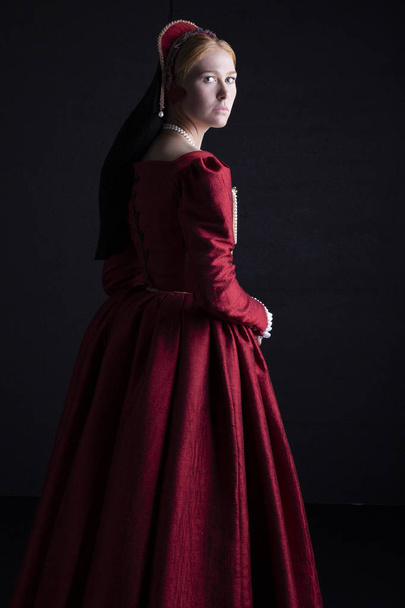 Kırmızı elbiseli Tudor kadın - Fotoğraf, Görsel