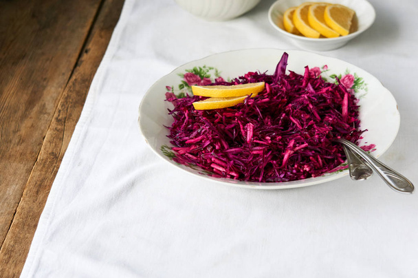 Salad with red cabbage and apples in a white bowl                                 - Foto, immagini