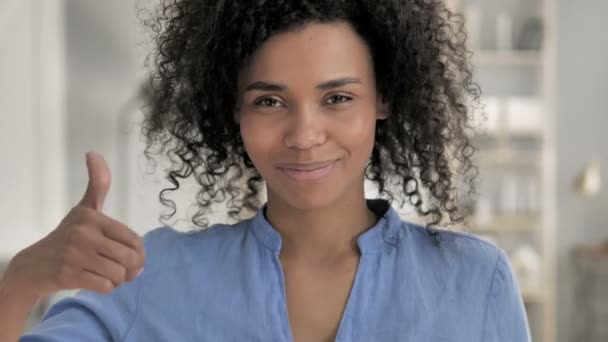 Duim omhoog door Afrikaanse vrouw op het werk, kijken naar camera - Video