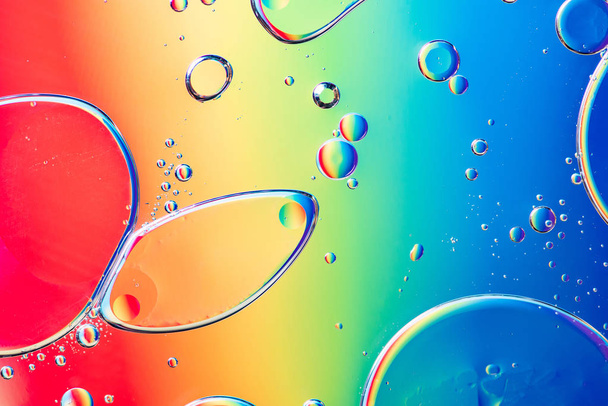 Renkli b ile yağ su damlacıkları güzel makro fotoğrafı - Fotoğraf, Görsel