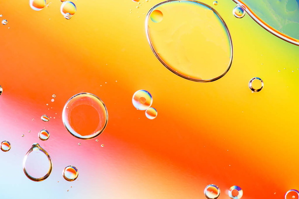 Beautiful macro photo of water droplets in oil with a colorful b - Foto, afbeelding