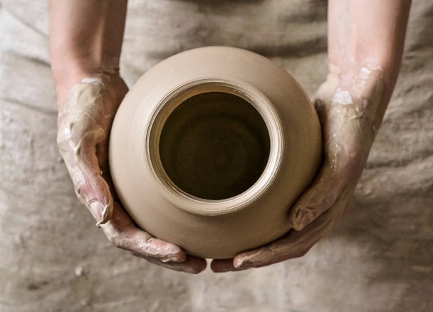 Potter mantiene más crudo a la cocción de jarra de arcilla blanca
 - Foto, Imagen