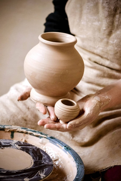Potter holds made pots - Fotó, kép