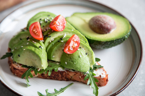 healthy breakfast with avocado and Delicious wholewheat toast. - Zdjęcie, obraz