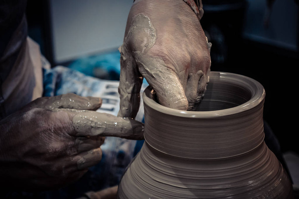 Горшечник формовал глиняный кувшин крупным планом
 - Фото, изображение