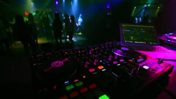 bir DJ müzik karıştırıcı ile partide bir gece kulübünde insanlar dans kalabalık bulanık - Video, Çekim