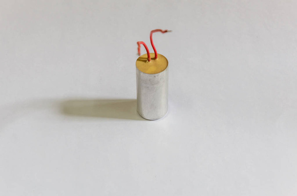 isolierter Kondensator auf weißem Hintergrund - Foto, Bild
