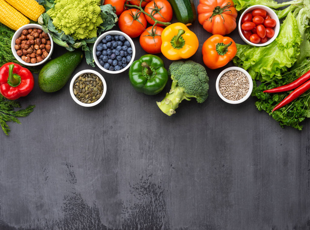 Здорове харчування: свіжі овочі, фрукти та суперпродукти. Харчування, дієта, концепція вегетаріанської їжі. Бетонний фон
 - Фото, зображення