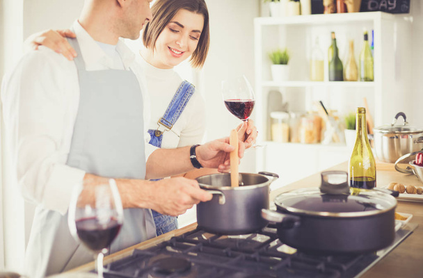 Para gotowania razem w kuchni w domu - Zdjęcie, obraz