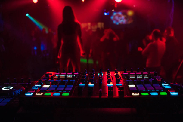 Controlador mezclador DJ Tablero para la mezcla profesional de música electrónica en un club nocturno
 - Foto, Imagen