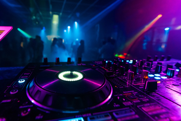 Professioneller DJ-Controller zum Mischen elektronischer Musik - Foto, Bild