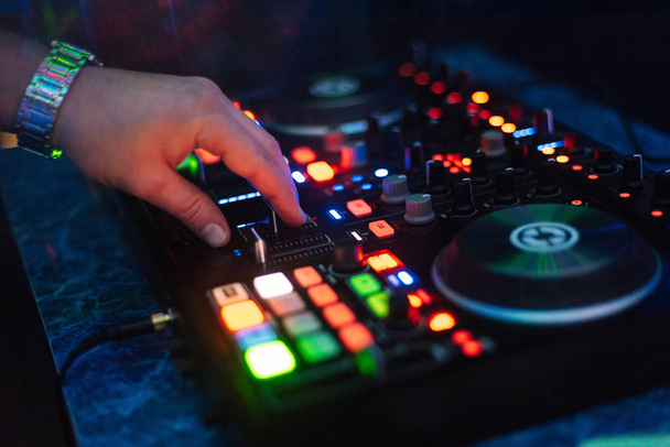 mains DJ jouer et mélanger de la musique sur contrôleur de musique à une fête
 - Photo, image