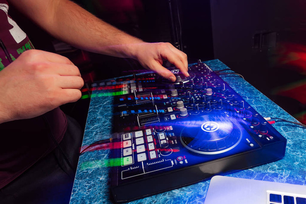 kädet DJ soittaa ja sekoittaa musiikkia musiikin ohjain juhlissa
 - Valokuva, kuva