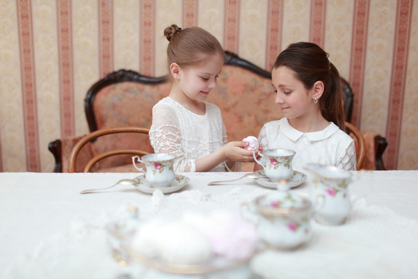 Beautiful little girls with tea - Foto, Bild