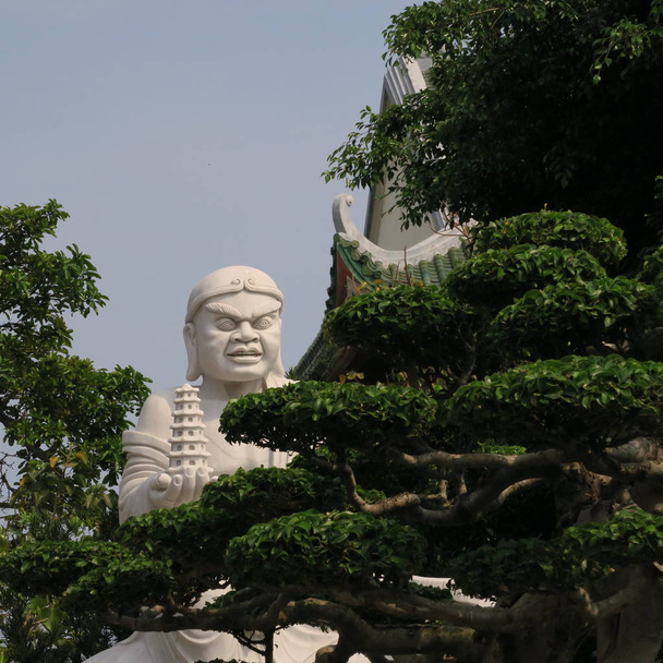 schöne bonsaibäume, kunstvolle figuren in der "linh ung pagode" auf der "son tra halbinsel" in "da nang", zentralvietnam im märz 2019 - Foto, Bild