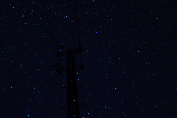 Foto nocturna de larga exposición. Un montón de estrellas con pilar en primer plano. Lejos de la ciudad. - Foto, imagen