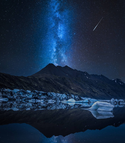 Melkweg, reusachtige gletsjer en koud meer bij nacht, IJsland - Foto, afbeelding
