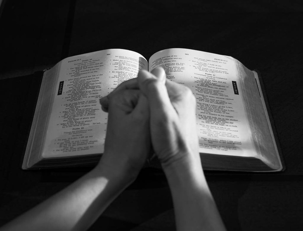 A nyitott Biblia imádkozó kezek - Fotó, kép
