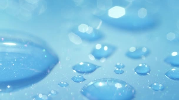 Dof、マクロ、クローズアップ:水色の車のボンネット上の凝縮の滴。降雨後の青い表面に非常に詳細な透明な水滴。明るい太陽の下で輝く透明な雨滴を反射する. - 映像、動画