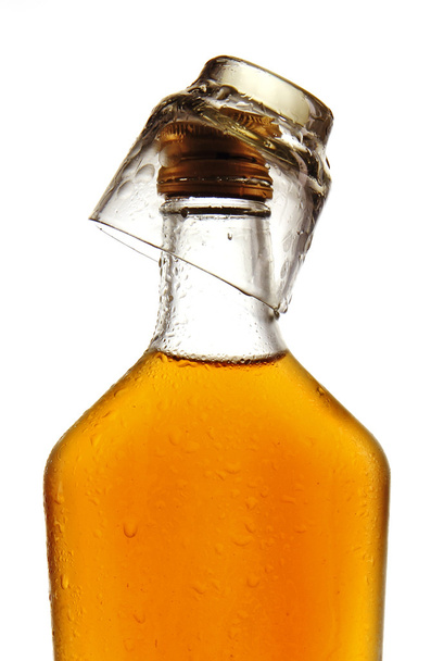 glas en fles alcohol op een witte achtergrond. - Foto, afbeelding