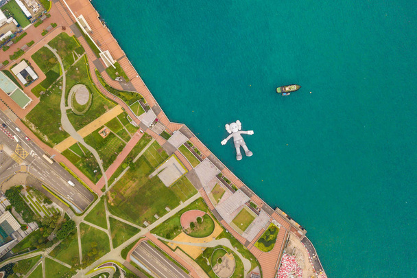 Vista aérea do companheiro KAWS, escultura gigante flutuando na água
 - Foto, Imagem
