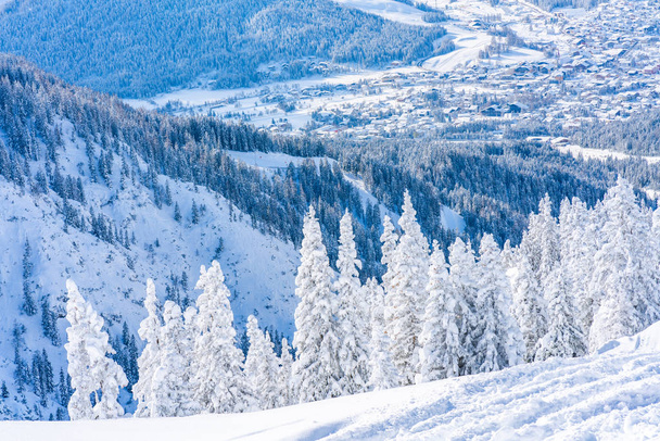 Χειμερινό τοπίο με χιόνι καλυμμένο με Άλπεις και εναέρια θέα του Ζέεφελντ, στην αυστριακή πολιτεία του Τύρολ. Χειμώνας στην Αυστρία - Φωτογραφία, εικόνα