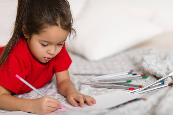 little child girl draws with pencils at home - Φωτογραφία, εικόνα
