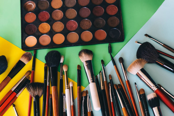 Make-up Pinsel Set und professionelle Lidschattenpalette - Foto, Bild