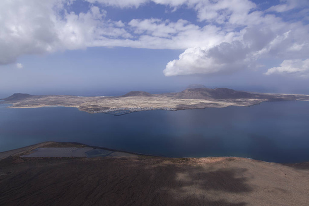 Отдаленный вид на остров Ла Грасиоса на канарейных островах - Фото, изображение