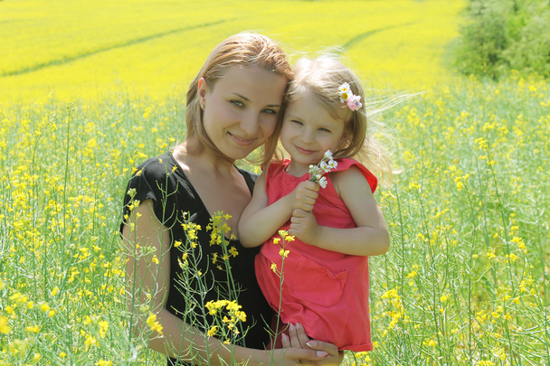Mãe e filha no campo de colza
 - Foto, Imagem