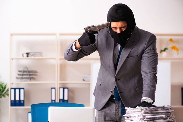 Gángster masculino robando información de la oficina
  - Foto, Imagen