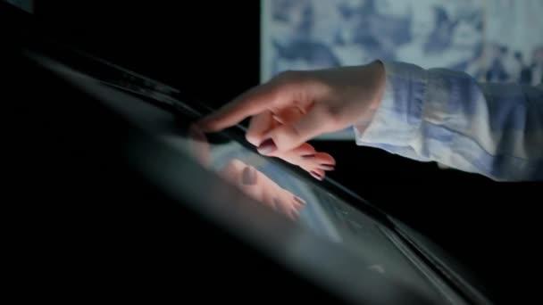 Mujer usando pantalla táctil interactiva en museo de historia moderna - Imágenes, Vídeo