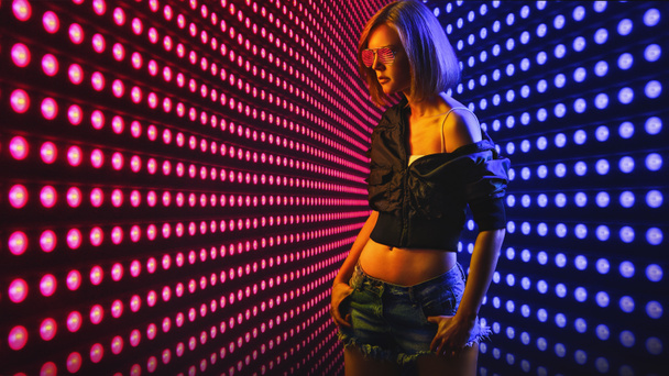 Mulher de beleza na luz de néon - Foto, Imagem