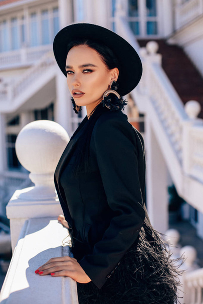 beautiful sexy woman with dark hair in luxurious clothes - Foto, afbeelding